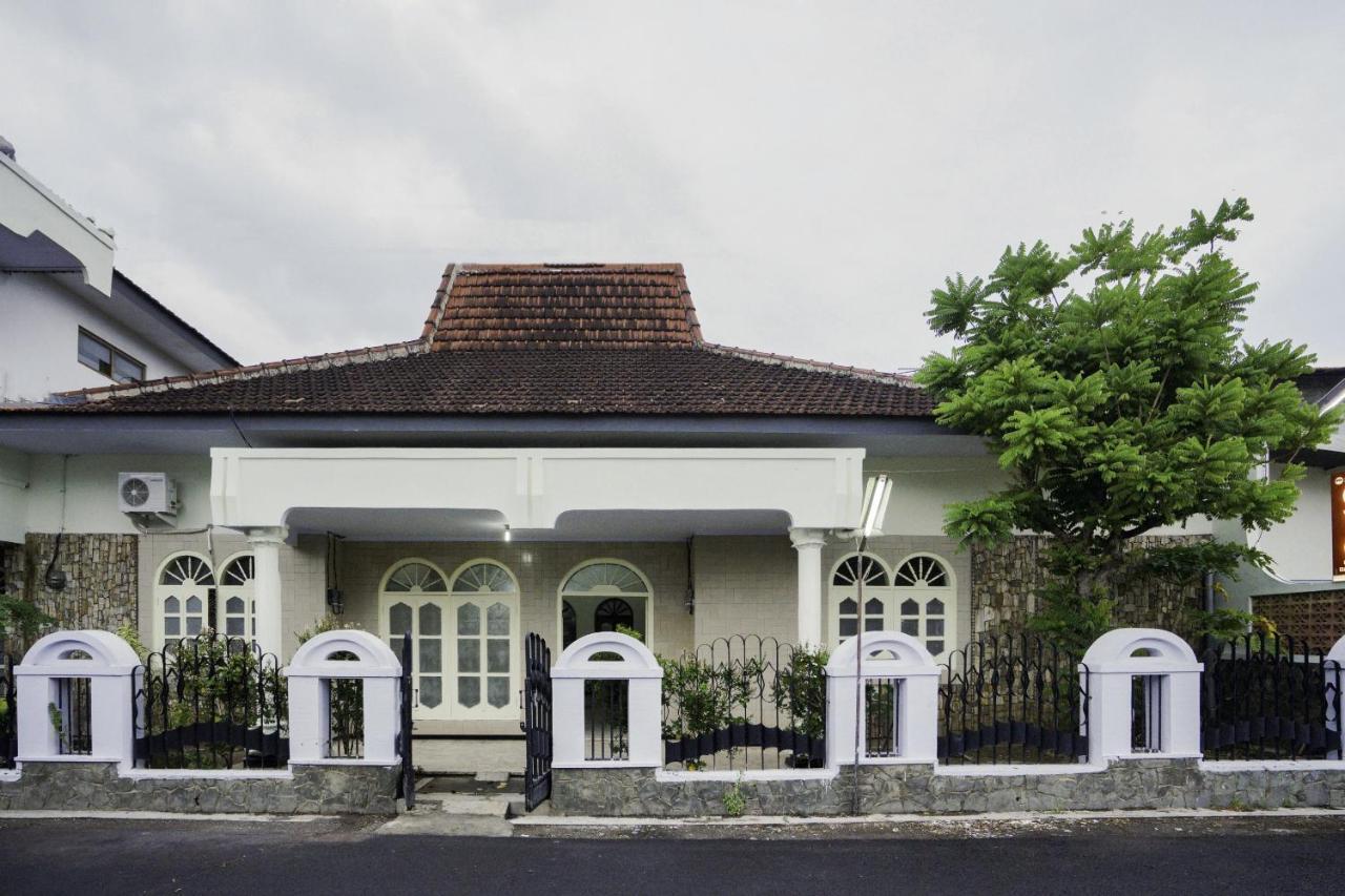 Oyo 2004 Penginapan Bidara Syariah Hotel Probolinggo Exterior photo