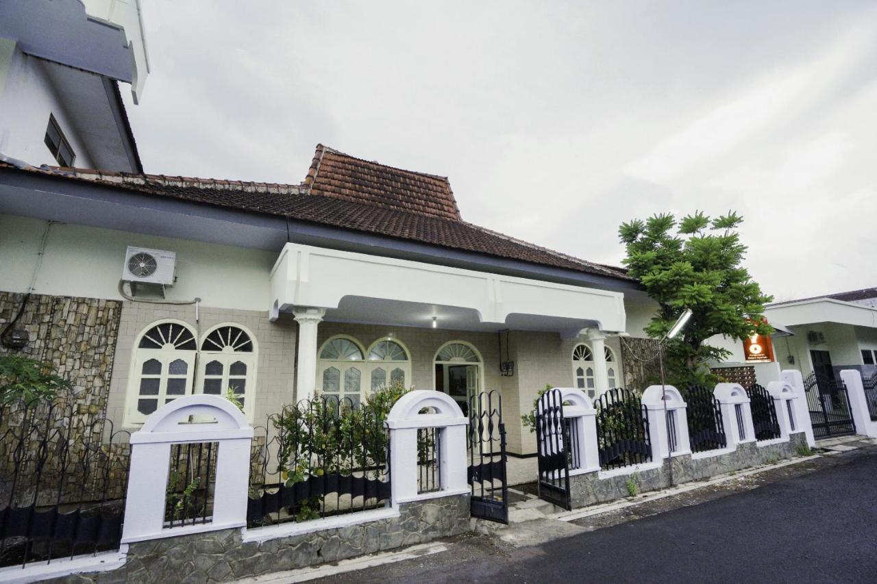 Oyo 2004 Penginapan Bidara Syariah Hotel Probolinggo Exterior photo